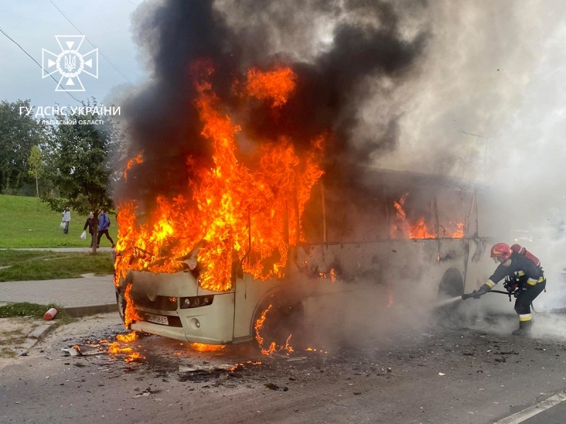 У Львові під час руху виникла пожежа в маршрутці з пасажирами