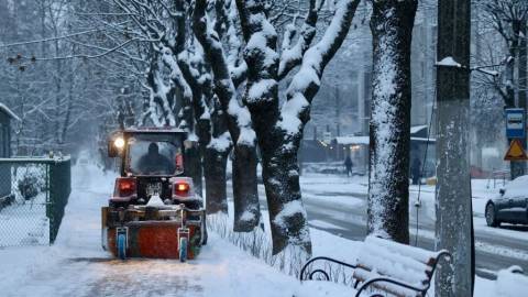 На вулиці Львова виїхало 95 одиниць снігоприбиральної техніки
