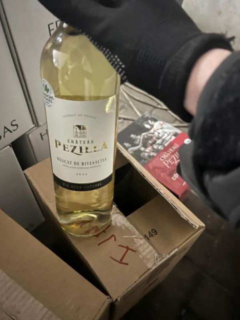 У Краківці виявили пляшки з вином, заховані серед товарів гуманітарної допомоги