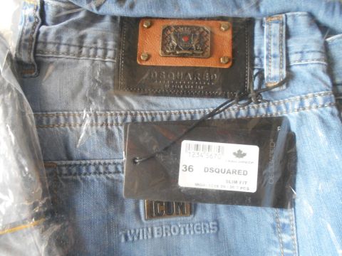 У Львівському аеропорті митники виявили контрабанду брендових джинсів