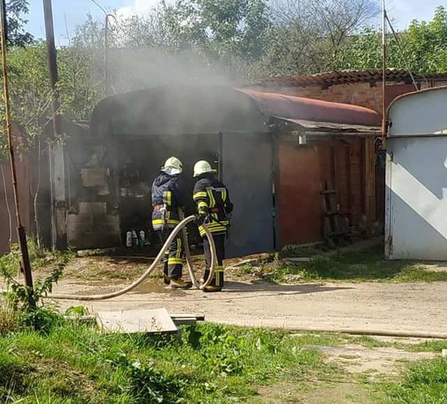 У Самборі горів металевий гараж