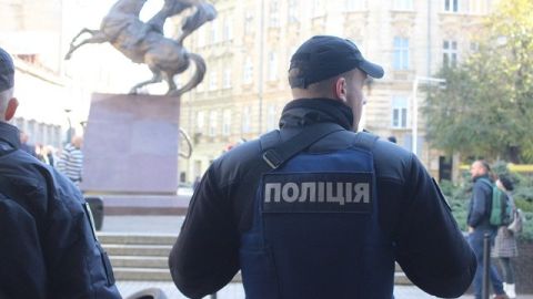 У львівському гуртожитку п'яний чоловік погрожував охоронцю пістолетом