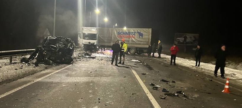 На Львівщині у ДТП з вантажівкою загинув водій Citroen Berlingo