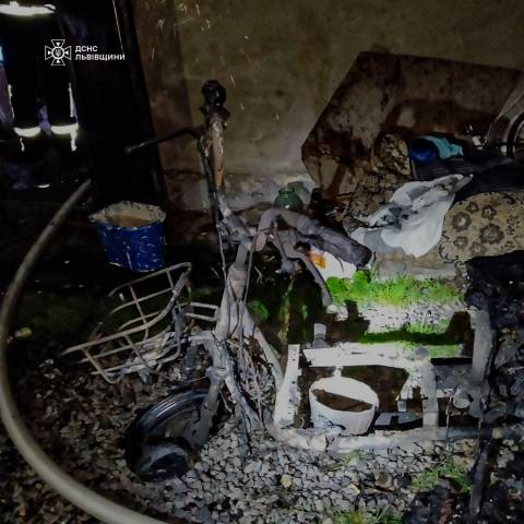 На Львівщині під час зарядки згорів електроскутер