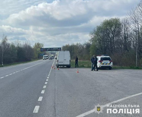 На трасі Київ – Чоп водій Mercedes-Benz Sprinter збив пішохода