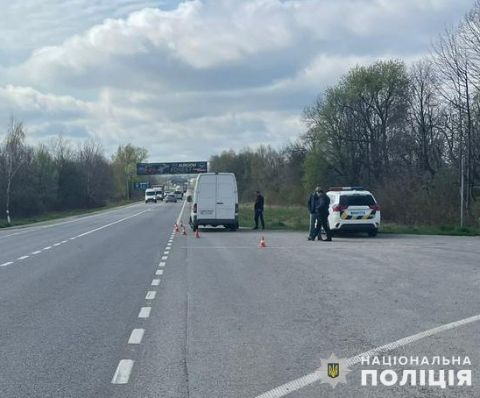 На трасі Київ – Чоп водій Mercedes-Benz Sprinter збив пішохода