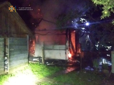 На Самбірщині в пожежі згорів дах будівлі