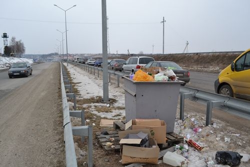 Жовківщина зустрічає іноземних гостей України сміттям та смородом (фото)