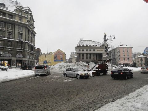 Львів розчищають від снігу 42 спецмашинами