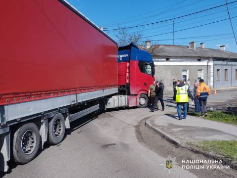 У Рава-Руській в ДТП з вантажівкою постраждали двоє підлітків на мотоциклі