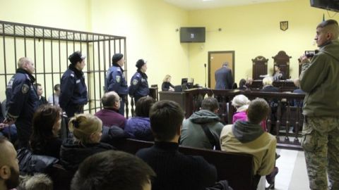 У львівському суді підсудний пошкодив собі руки