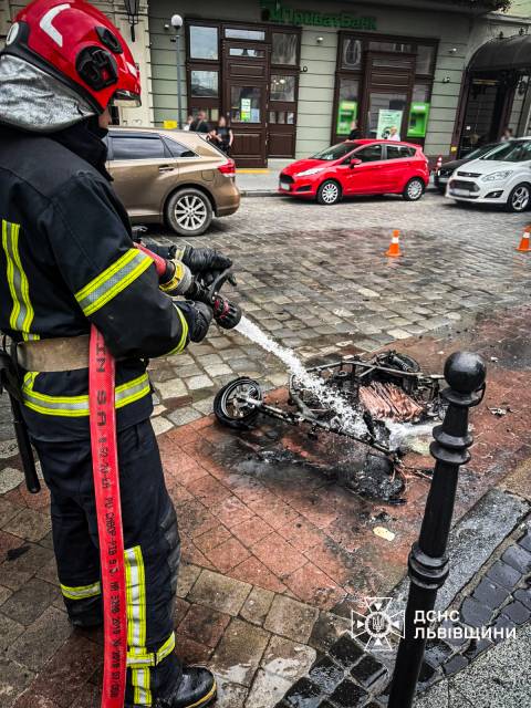 У центрі Львова вщент згорів електросамокат