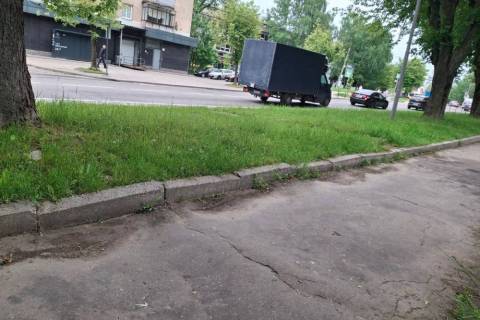 У Львові зроблять доступним тротуар до поліклініки й ЦНАПу на Виговського