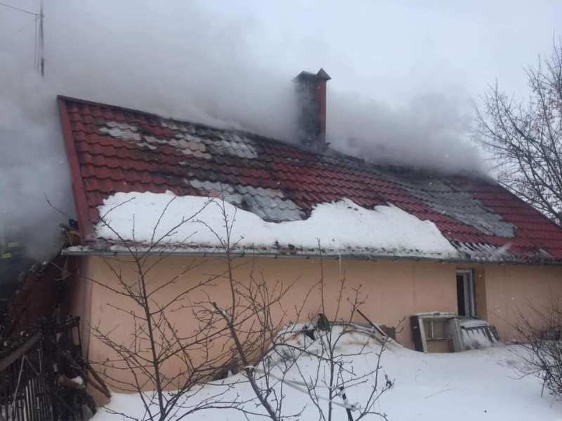 12 рятувальників гасили пожежу у житловому будинку на Яворівщині