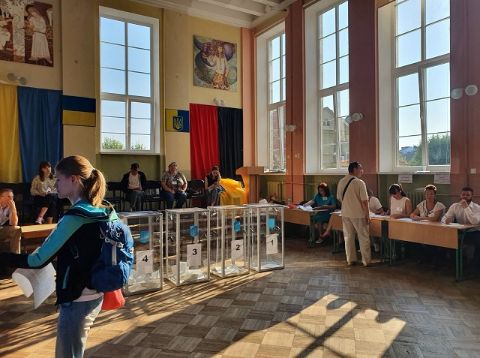 У 117 виборчому округу Львова виборцю видали два бюлетені замість одного