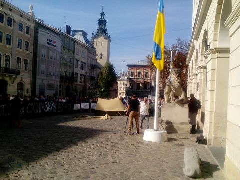 Під Львівською мерією розклали намет