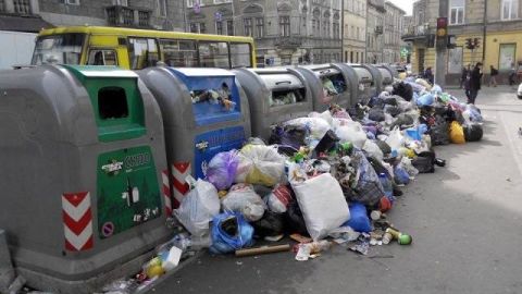 У Львові перевірять двох перевізників сміття