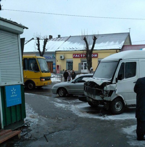 На Яворівщині мікроавтобус врізався у магазин