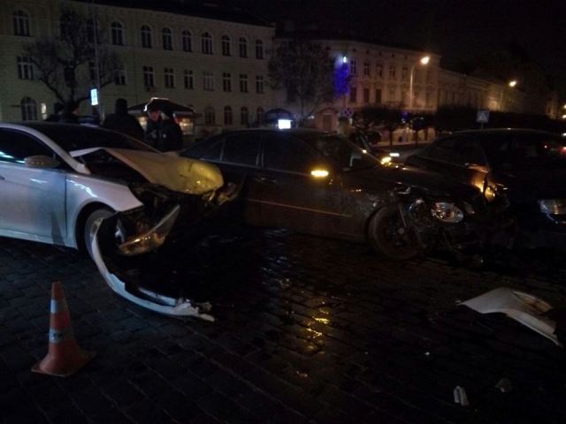 У центрі Львова п'яний водій Mercedes врізався у два авто
