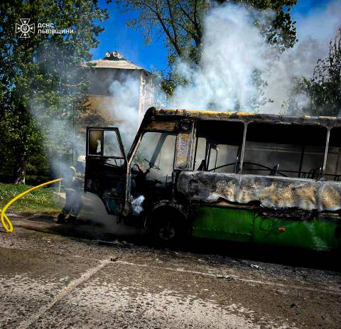 На Львівщині згорів автобус: водій отримав опіки
