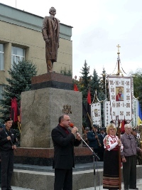 Кандидати на Львівщині підкуповують виборців пам’ятниками Бандери