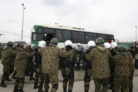 Як українські та польські прикордонники перевіряли «п’яних» футбольних фанатів