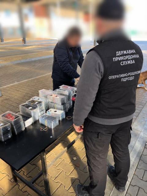 На кордоні з Польщею виявили контрабанду смарфонів Apple та техніки до них на понад мільйон гривень