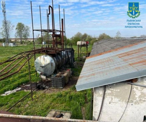 На Львівщині викрили підпільний цех із виробництва пального