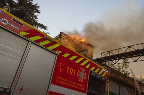 У Львові виникла пожежа в одній з будівель на території ЛАЗу
