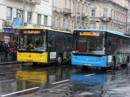 Мешканці Львова скаржаться на автобуси Львівського АТП, туристичні та приміські автобуси