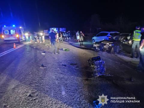 Поблизу Львова у потрійній ДТП постраждали п'ятеро людей