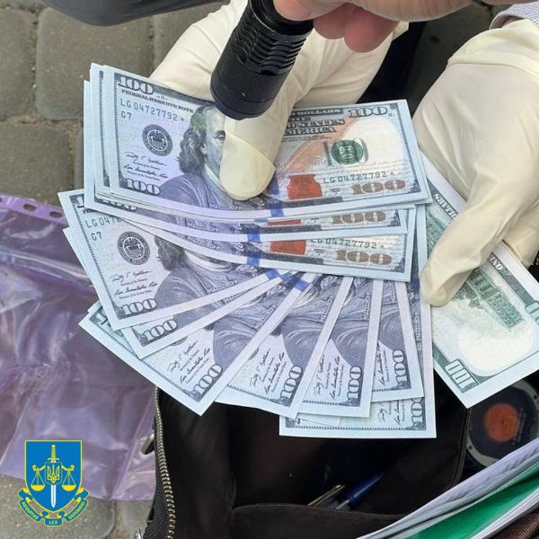 У Львові директор благодійної організації за хабарі переправляв чоловіків за кордон