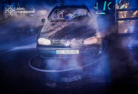 У Львові згоріли дві автівки