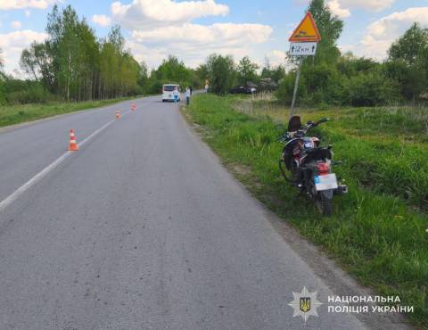На Золочівщині водійка мікроавтобуса збила підлітка на мотоциклі