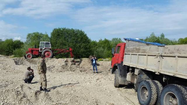 На Львівщині у руслі річки Бистриця викрили розкрадачів гравію