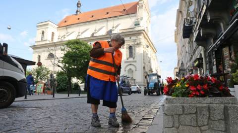 У Львові передбачили премії для двірників зі стажем