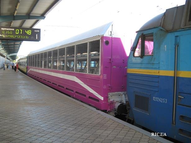 Укрзалізниця включила вагон-автомобілевоз у склад потягу Дніпропетровськ-Львів