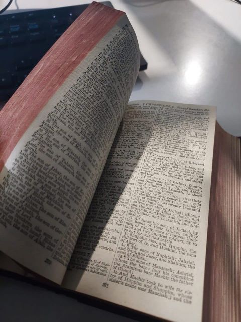 У Краковці мешканка Львівщини хотіла вивести за кордон старовинну Біблію