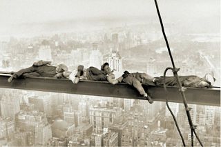 Фото: із серії "Construction Workers Lunching on a Crossbeam", Чарльз Клайд Ебец (Вікіпедія)