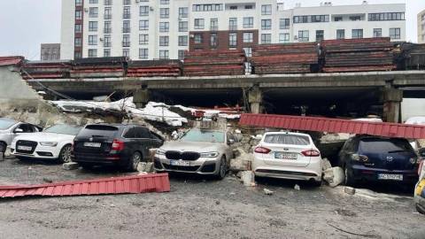 У Львові обвалилася частина підпірної стінки та пошкодила припарковані авто