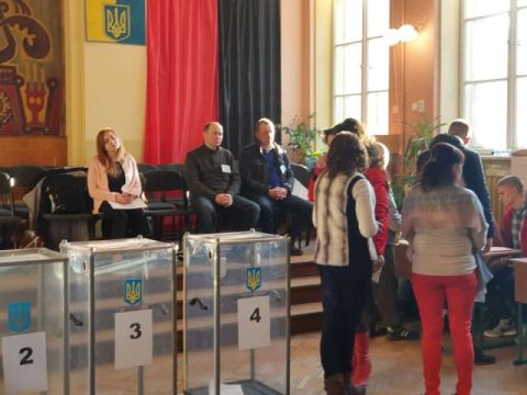 У Червонограді замінили голову однієї із виборчих дільниць через псування бюлетенів для голосування