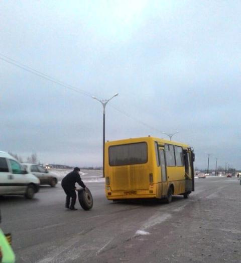 У Львові під час руху у маршрутки відлетіло колесо