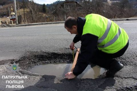 На дорогах Львівщини виявили рекордно великі ями