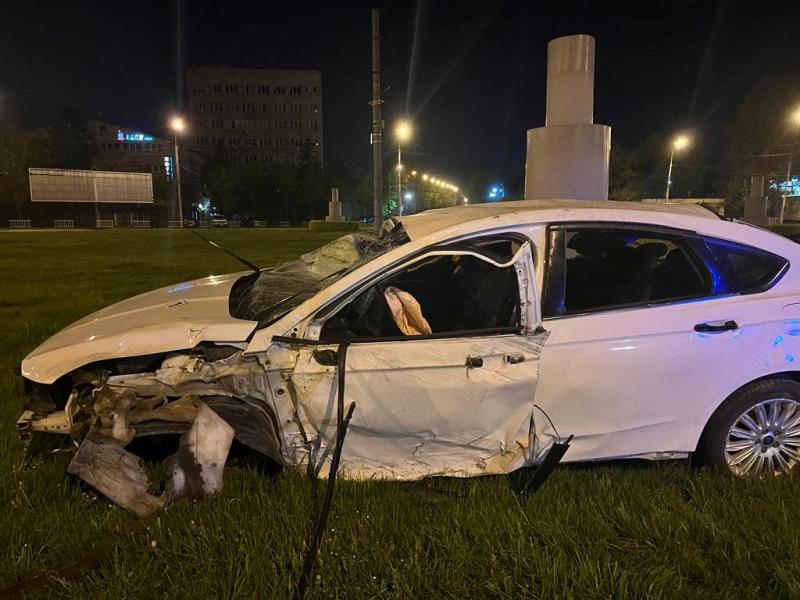 У Львові п'яний водій Ford Fusion виїхав на кільце та перекинувся
