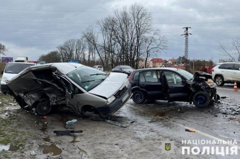 На трасі Київ – Чоп у ДТП постраждали троє дорослих та дитина