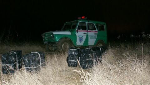 Двоє українців намагалися перевести за кордон 23 ящики сигарет гумовим човном