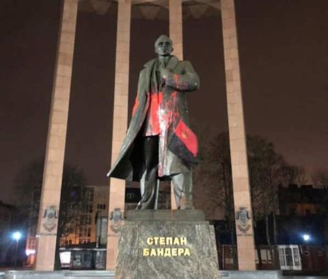 У Львові пам’ятник Степану Бандері облили фарбою