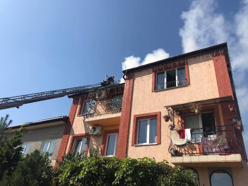 33 рятувальники гасили пожежу в будинку у Винниках