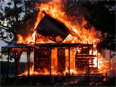 У пожежі у Львівській області згорів будинок та постраждала людина