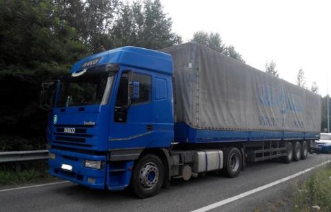 У Краковці затримали вантажівку з контрабандою
